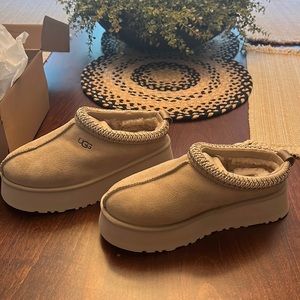 UGG platform tazz mustard seed white, perfect condition, never worn. size 7